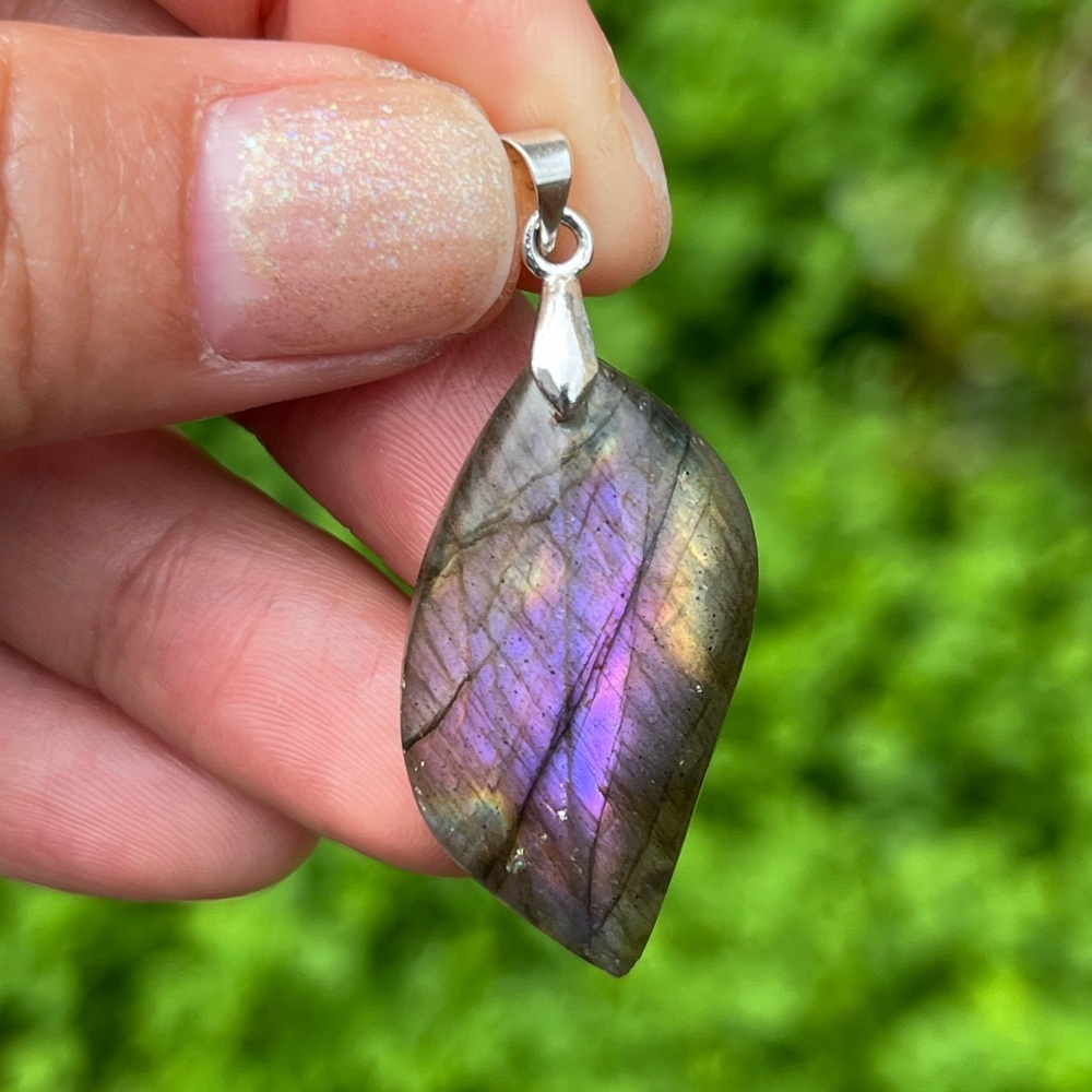 Sterling silver 925 flashy purple labradorite leaf pendant‎ 1689